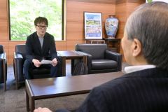 小野町長（右）と歓談する井村さん（左）