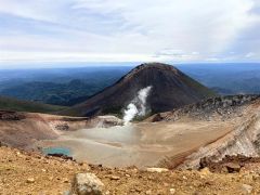 雄大な景色が広がる雌阿寒岳の頂上