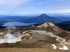 雌阿寒岳の頂上から望む阿寒湖や雄阿寒岳