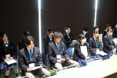 町議会定例会・一般質問を傍聴する大樹高校の３年生ら