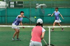 【女子団体１回戦・帯三条―室蘭清水丘】ダブルスで勝利を挙げた（左から）伊藤結芽・中山麻央組（帯三条）