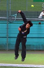 【男子団体戦１回戦・帯緑陽－札幌西】鋭いサーブを放つ帯緑陽の町田柊主将