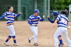 【決勝・タケシマスポーツ―帯広信用金庫】二回、１―２とする本塁打を放ち、仲間と喜ぶタケシマスポーツの工藤聖太（中央）