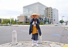 キリスト教巡礼路への旅を控えＪＲ帯広駅周辺で托鉢する福家さん