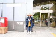 ２日夕方ごろにＪＲ帯広駅前で托鉢している福家さん