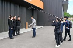 ISTの稲川CEO(左)らを取材する「トヨタイムズ」の富川キャスター