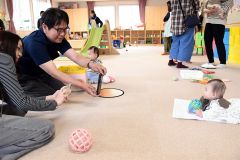 低いポジション（位置）からの撮影を説明する塚本さん
