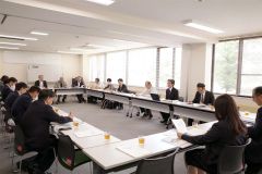 １８人が参加し、存続に向けた今後の施策などを話し合った