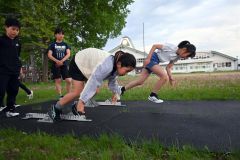 陸上競技専用ゴムマットでスパイク練習　音更の陸上チーム