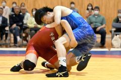 【団体戦・帯北―千歳北陽・７１キロ級】積極的に攻め込む帯北の坂本柊（３年、青色）