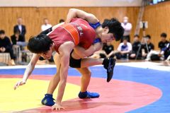 【団体戦・帯北―千歳北陽・５１キロ級】投げ技を仕掛ける帯北の松野杏也（１年、青色）
