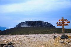 外輪山に到着すると目の前には樽前山の象徴、溶岩ドームがそびえる
