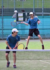 【男子ダブルス２回戦】全道１６強入りを遂げた帯緑陽２年生ペアの中川旺亮（奥）・河村優亮組