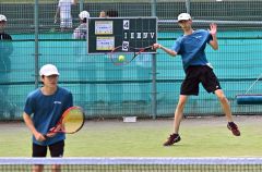 【男子ダブルス２回戦】全道１６強入りを遂げた帯緑陽２年生ペアの中川旺亮（奥）・河村優亮組
