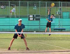 【男子ダブルス２回戦】全道１６強入りを遂げた帯緑陽２年生ペアの中川旺亮（手前）・河村優亮組