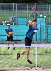 【男子ダブルス２回戦】全道１６強入りを遂げた帯緑陽２年生ペアの中川旺亮（手前）・河村優亮組