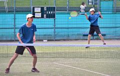 【男子ダブルス２回戦】全道１６強入りを遂げた帯緑陽２年生ペアの中川旺亮（手前）・河村優亮組