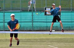【男子ダブルス２回戦】全道１６強入りを遂げた帯緑陽２年生ペアの中川旺亮（奥）・河村優亮組