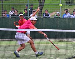 【男子ダブルス決勝】インターハイ出場を決めた道科学大高の熊倉新太（手前）