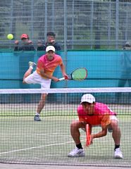 【男子ダブルス決勝】インターハイ出場を決めた道科学大高の熊倉新太（奥）