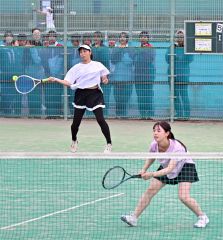 【女子個人戦ダブルス・準決勝】インターハイまであと一歩に迫った（左から）三崎心愛・藤原有梨沙組（帯大谷）
