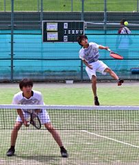 【男子ダブルス２回戦】息の合ったコンビで全道１勝を挙げた帯三条２年生ペアの橋爪啓汰（奥）・坂井陽斗組