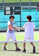 【男子ダブルス２回戦】息の合ったコンビで全道１勝を挙げた帯三条２年生ペアの橋爪啓汰（左）・坂井陽斗組