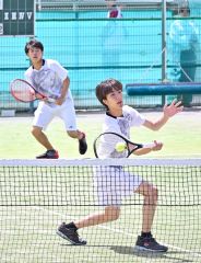 【男子ダブルス２回戦】息の合ったコンビで全道１勝を挙げた帯三条２年生ペアの橋爪啓汰（奥）・坂井陽斗組