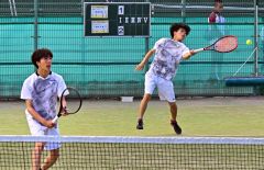 【男子ダブルス２回戦】息の合ったコンビで全道１勝を挙げた帯三条２年生ペアの橋爪啓汰（奥）・坂井陽斗組
