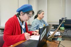 沖縄戦で犠牲になった北海道出身者の名前を読み上がる実行委員長の佐々木さん（左、右は実行委の小林博子さん）