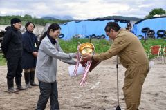 最高位のカップを受け取る赤川牧場