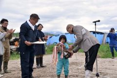 チャンピオンカップを受け取る編田牧場の編田龍樹くん