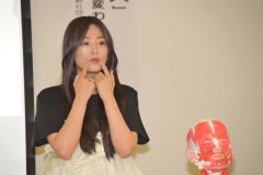 「笑顔美人～笑顔が変われば見た目も変わる～」をテーマに実演する佐藤さん