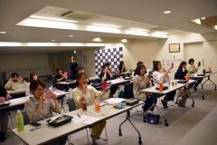 「笑顔美人～笑顔が変われば見た目も変わる～」をテーマに１７人が参加した