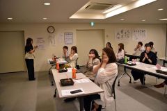 「笑顔美人～笑顔が変われば見た目も変わる～」をテーマに１７人が参加した