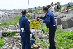 音調津漁港内に「立入禁止」の看板を設置する各機関の関係者ら