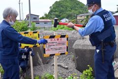 音調津漁港内に「立入禁止」の看板を設置する各機関の関係者ら
