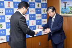 田中靖章町長（左）から委嘱状を受け取る藤江氏