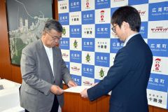 及川隆之副町長（右）から委嘱状を受け取る秋田氏