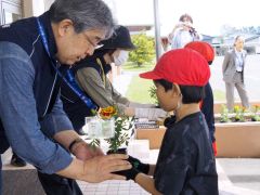 心にも花を咲かそう　人権の花寄贈式　豊頃 2