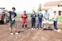 ポップコーン体験、６月は「草取り」　全５回のイベント始動　芽室の高野農場
