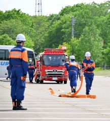 ポンプ車操法訓練を行う消防団員