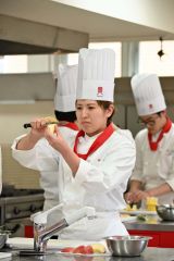 カッティングに専念している学生たち
