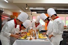 丁寧に作品を指定の場所に運んだ学生たち