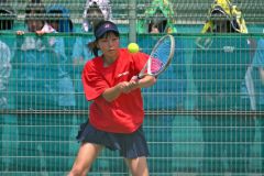 女子シングルス準々決勝で競り勝ち、インターハイ出場を決めた帯大谷の三崎心愛（金野和彦撮影）