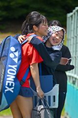 女子シングルスでインターハイ初出場を決め、小野珠里主将（右）に祝福される三崎心愛（金野和彦撮影）