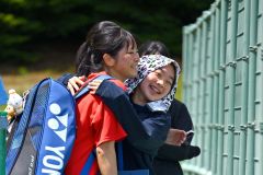 インターハイ初出場を決め、小野珠里主将（右）に祝福される三崎心愛