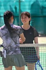 女子シングルスで８強に入り健闘した帯大谷の宮本陽稔（右）＝金野和彦撮影