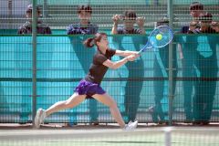 女子シングルスで８強入りと健闘した帯大谷の宮本陽稔＝金野和彦撮影