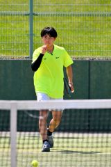 男子シングルス３回戦で快勝しガッツポーズを見せる高橋尚万（立命館慶祥―帯翔陽中出）＝金野和彦撮影